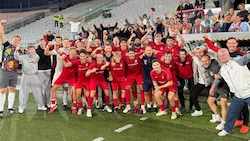 Großer Jubel bei Mannschaft und Fans nach dem 2:0-Sieg am Tivoli.