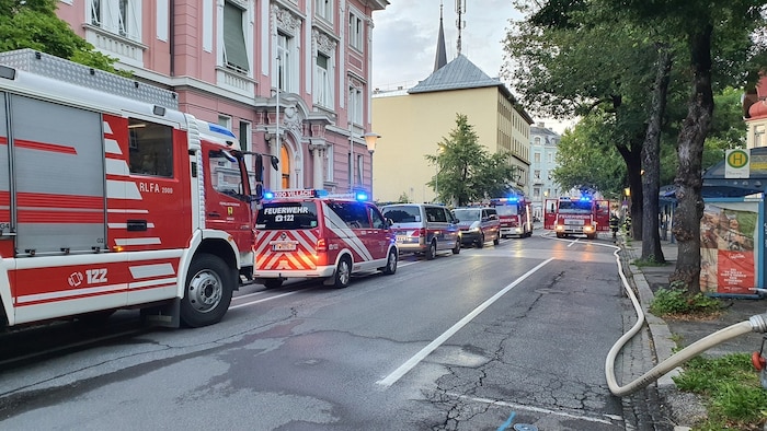 Mehrere Feuerwehren standen im Einsatz, um das Feuer zu löschen.