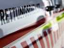 Eine 14-Jährige wurde vor einer Trafik in Wien-Floridsdorf verletzt aufgefunden. Die Rettung ...
