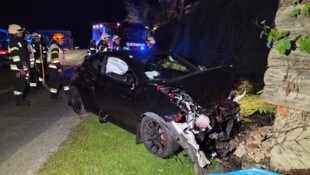 Der Pkw ist in eine Garagenmauer gekracht.