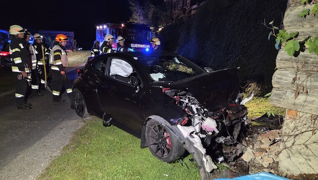 Der Pkw ist in eine Garagenmauer gekracht.