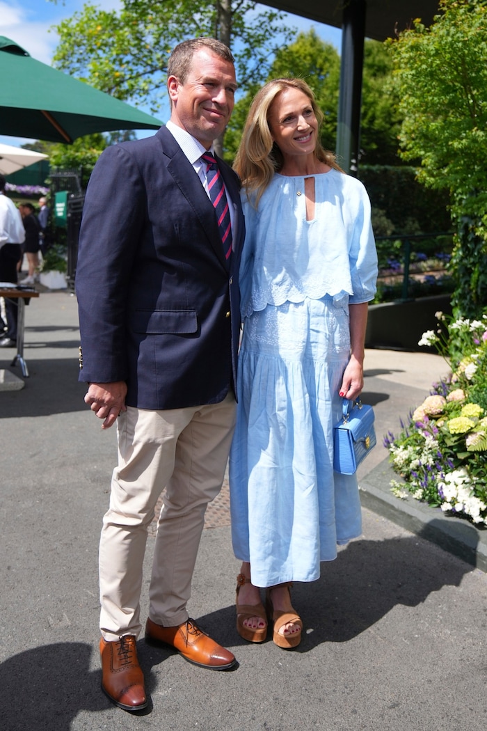 Peter Phillips und Harriet Sperling posieren am 9. Juli 2025 in Wimbledon für die Fotografen.