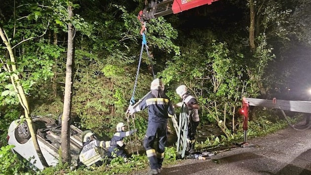 Das Auto musste mit dem Kran geborgen werden.