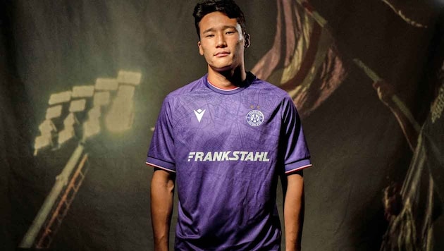 Taeseok Lee kickt ab sofort in Violett.