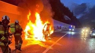 Kleinbus wurde auf der A10 ein Raub der Flammen.