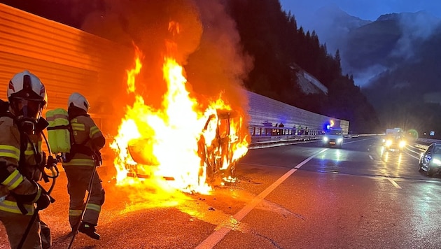 Kleinbus wurde auf der A10 ein Raub der Flammen.