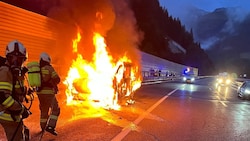 Kleinbus wurde auf der A10 ein Raub der Flammen.
