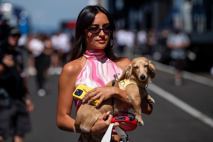 Alexandra unterwegs im Fahrerlager mit Hund Leo.
