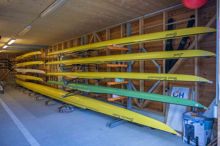 Im Bootshaus werden die Ruderboote feinsäuberlich verstaut: Das längste ist etwa 17 Meter lang ...