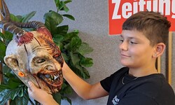 Selbst geschnitzt, bemalt und mit rückstrahlenden Ohrtunnel – auch wegen der Sicherheit bei ...