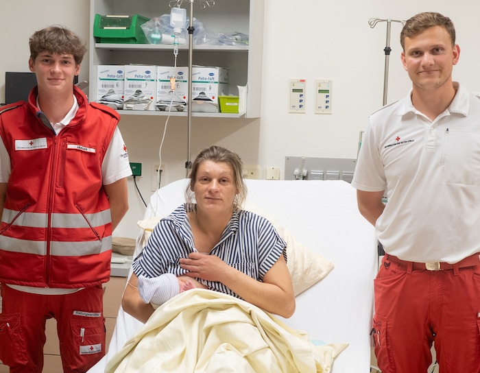 Glückliche Mama mit Veronika und ihren „Rotkreuz-Schutzengeln“