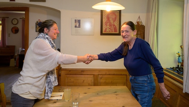 Handschlag über die (alte) Grenze hinweg: Gerti Haider (re.) mit Reporterin Sonja Molnar