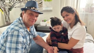 Thomas Hetlinger (61), der schwer kranke Raphael (8) mit dessen Mutter Princesa