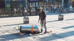 Nicht selten: Bedürftiger reißt für Pfandgut Mistkübel um.