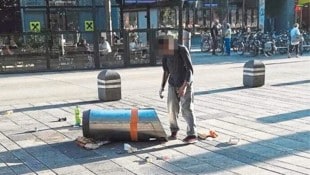 Nicht selten: Bedürftiger reißt für Pfandgut Mistkübel um.
