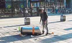 Nicht selten: Bedürftiger reißt für Pfandgut Mistkübel um.