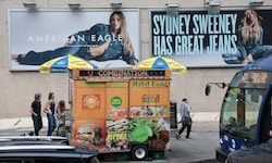 „Great Genes“? Die Werbekampagne mit Sydney Sweeney – das Foto zeigt Werbeplakate in New York – ...