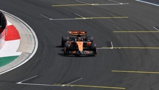 Oscar Piastri raste im dritten Training zur Bestzeit.