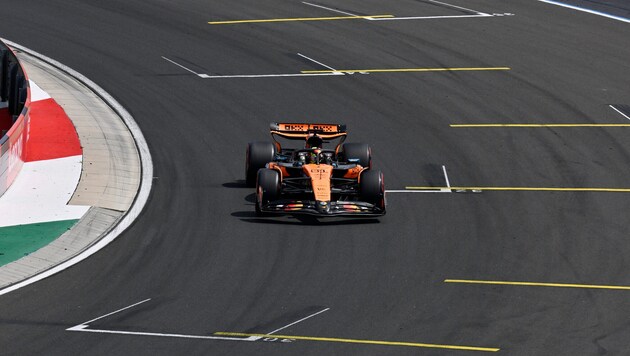 Oscar Piastri raste im dritten Training zur Bestzeit.