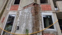 Eintretendes Wasser, von Moos und Pflanzen bewachsene Wände, eine klägliche Fassade und kein ...