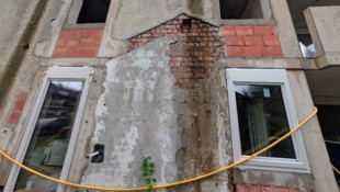 Eintretendes Wasser, von Moos und Pflanzen bewachsene Wände, eine klägliche Fassade und kein ...