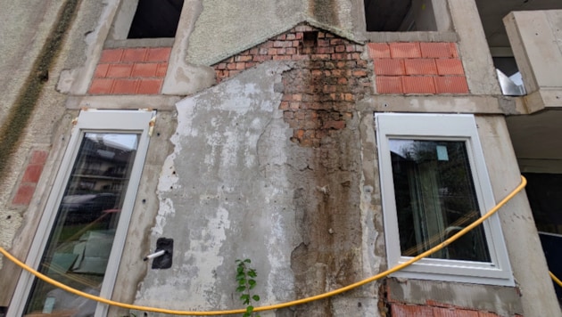 Eintretendes Wasser, von Moos und Pflanzen bewachsene Wände, eine klägliche Fassade und kein ...