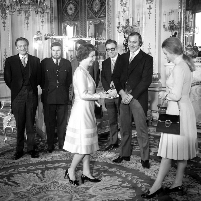 Queen ehrt die Helden von The Mall: Am 26. November 1974 zeichneten Königin Elizabeth II. und ...