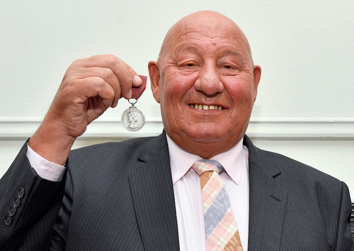 Ex-Boxer Ronnie Russell wurde von der Queen für seinen Einsatz geehrt.