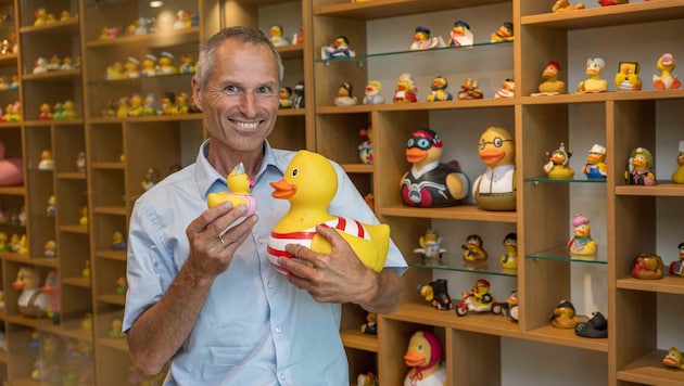 Hannes Wagner ist stolz auf seine mächtige Sammlung mit Enten aus der ganzen Welt.