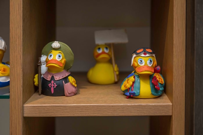 Die Gummi-Enten zaubern stets ein Lächeln ins Gesicht des Hoteliers.
