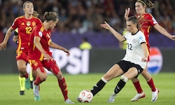 Dass Deutschlands Jule Brand (r.) bei der EM in der Schweiz so wirbeln konnte, wäre beim DFB vor ...
