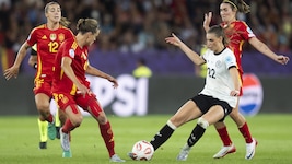 Dass Deutschlands Jule Brand (r.) bei der EM in der Schweiz so wirbeln konnte, wäre beim DFB vor ...