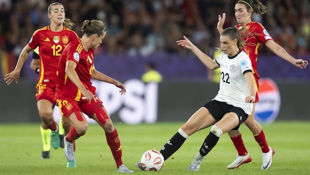 Dass Deutschlands Jule Brand (r.) bei der EM in der Schweiz so wirbeln konnte, wäre beim DFB vor ...