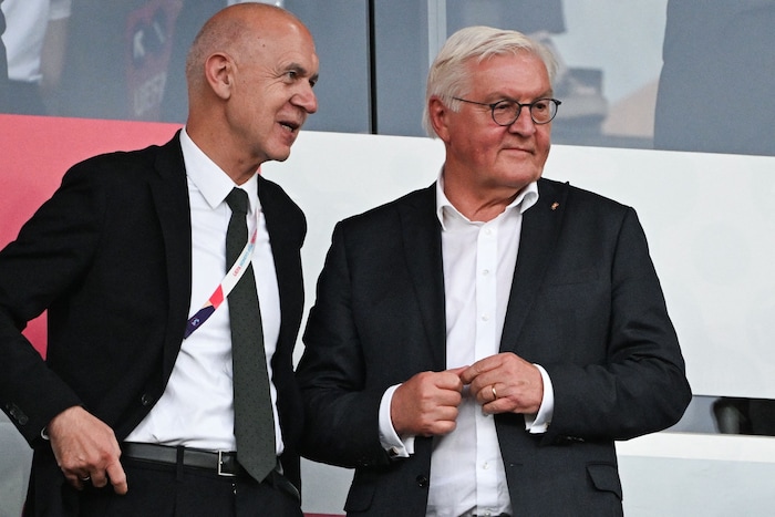 DFB-Boss Bernhard Neuendorf und der deutsche Bundespräsident Frank-Walter Steinmeier wohnten dem ...