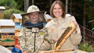 Kleiner Profi in voller Montur: Simon (erst fünf) hilft Mama Melanie Brugger bei der Imkerei.
