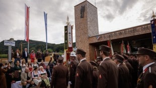 Der Neubau des Zeughauses der Freiwilligen Feuerwehr Nußdorf am Attersee kostete 2,1 Millionen ...