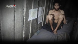 Die israelische Geisel, Evyatar David (mittlerweile 24 Jahre alt), ist völlig ausgehungert, wie ...