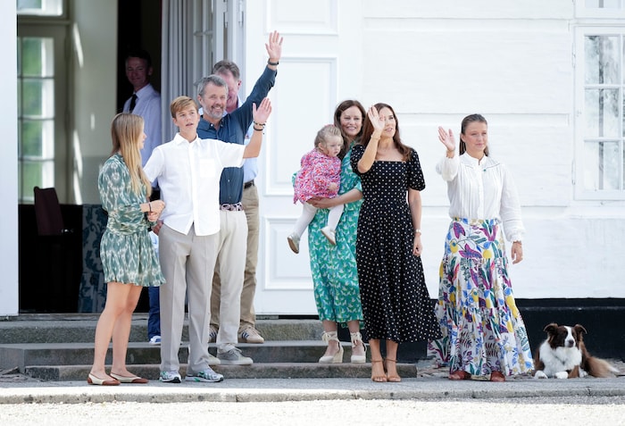 Königlicher Sommergruß: König Frederik X. und Königin Mary winken gemeinsam mit ihren Kindern ...