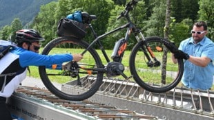 Shuttle statt Radstreifen: In Weißbach werden Räder verladen.
