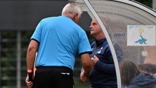 Shakehands zwischen Linienrichter Erlbeck und Torwarttrainer Smrecnik – danach ging die Partie ...