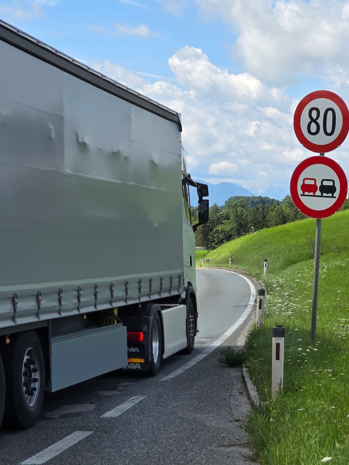 Auch viel Schwerverkehr donnert an der Stelle in Henndorf vorbei.