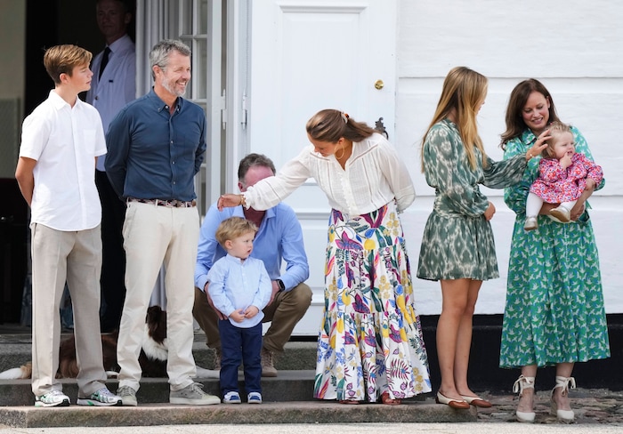 Während Prinzessin Isabella mit Priz Gustav plaudert, streichelt Prinzessin Josphine der kleinen ...