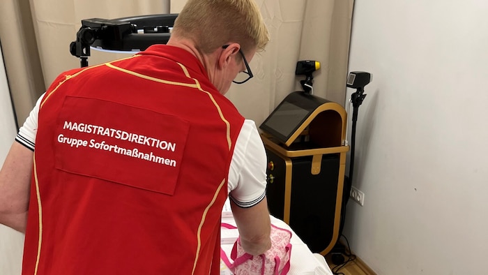 Mitarbeiter der Gruppe Sofortmaßnahmen stellte Medikamente und Equipment sicher.