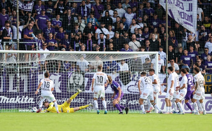 Hier blieb Tobias Pellegrini ein Treffer zum Auftakt der 2. Liga verwehrt. Goalie Manuel Kuttin ...