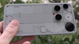 Das Nothing Phone (3) geht mit einem polarisierend-futuristischen Design mit transparenter ...
