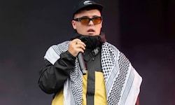 Liam Og tritt regelmäßig mit einem Palästinenserschal auf.