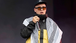 Liam Og tritt regelmäßig mit einem Palästinenserschal auf.
