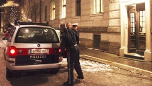 Polizisten brachten den Ex-Premier Kroatiens, Ivo Sanader, zum Gefängnisgebäude in der ...
