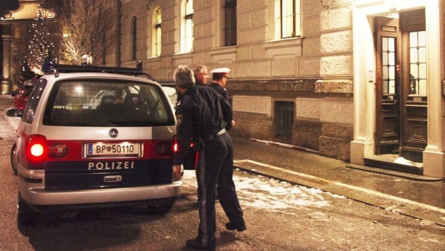 Polizisten brachten den Ex-Premier Kroatiens, Ivo Sanader, zum Gefängnisgebäude in der ...
