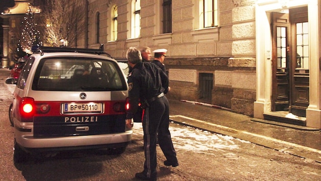 Polizisten brachten den Ex-Premier Kroatiens, Ivo Sanader, zum Gefängnisgebäude in der ...